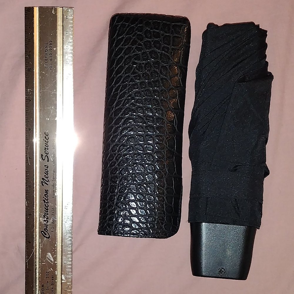 Totes Premium Elegance Collection Umbrella Elegant Faux Crocodile Carry Case